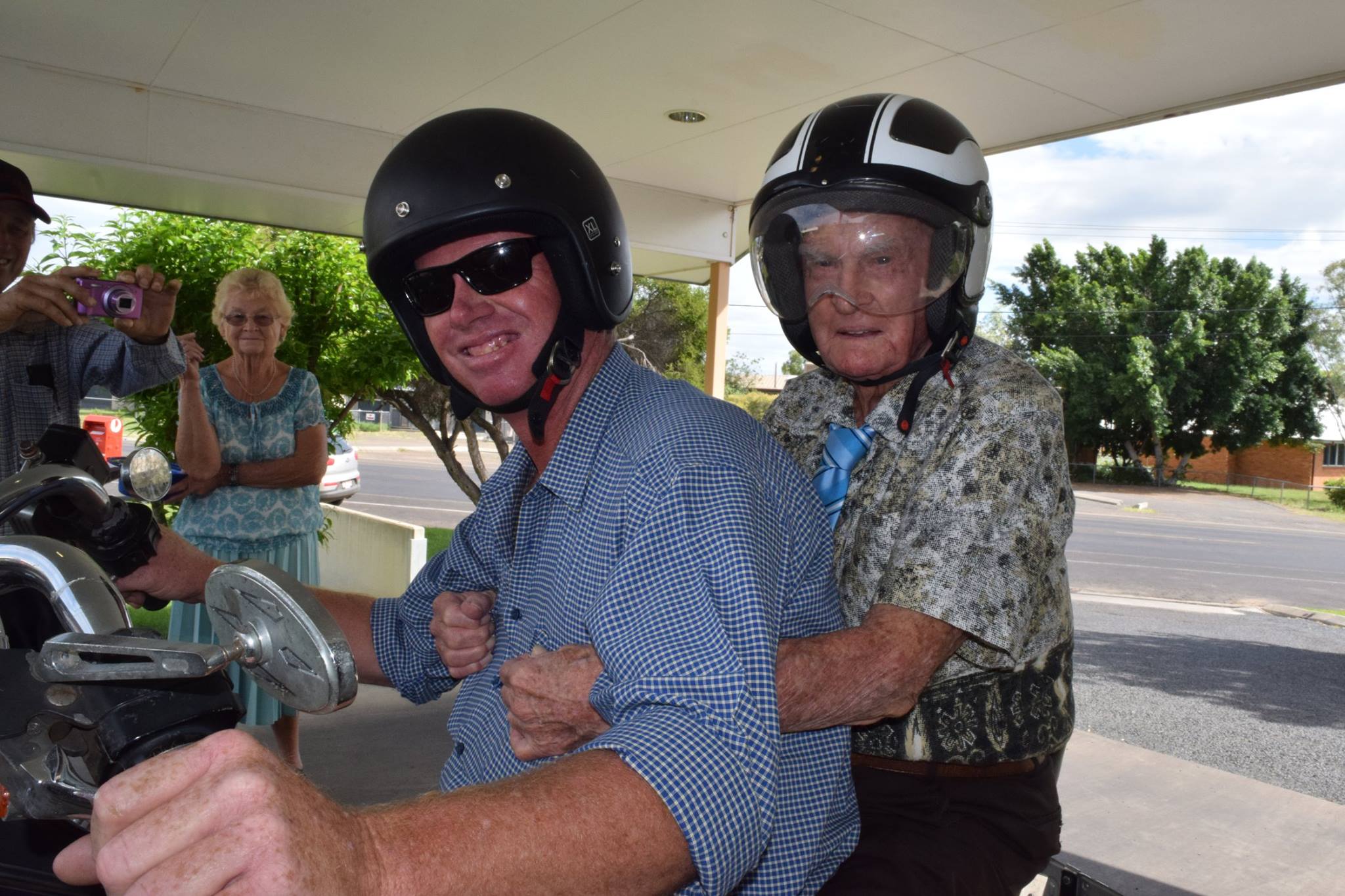 Australias oldest man frank mawer celebrates new milestone